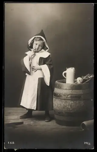 AK Münchner Kindl schaut zu einem Bierkrug