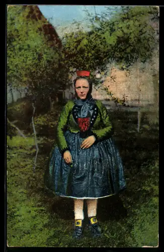 AK Frau in hessischer Tracht in einem Garten