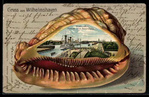 Passepartout-Lithographie Wilhelmshaven, Neuer Hafen mit Einlaufen eines Panzerschiffes in einer Muschel