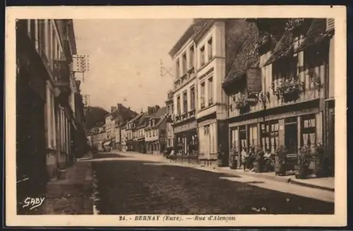 AK Bernay, Rue d`Alencon, famille devant un restaurant