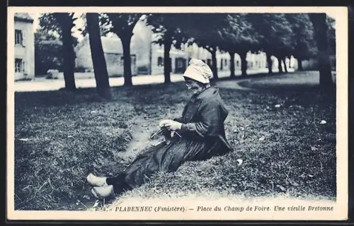 AK Plabennec /Finistère, Place du Champ de Foire, Une vieille Bretonne