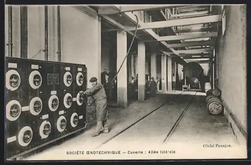 AK Bordeaux, Société Oenotechnique, Cuverie: Allée latérale