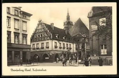 AK Brandenburg a. Havel, Besucher vor dem Kurfürstenhaus