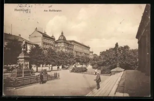 AK Hannover, Am Hoftheater, Platzansicht mit Denkmal