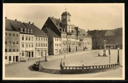 AK Leisnig, Marktplatz mit Rathaus und Brunnen