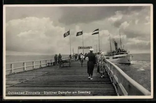 AK Zinnowitz, Stettiner Dampfer am Seesteg, flagge