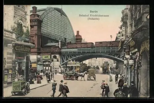 AK Berlin, Bahnhof Friedrichstrasse, Busse und Pferdekutschen auf der Strasse
