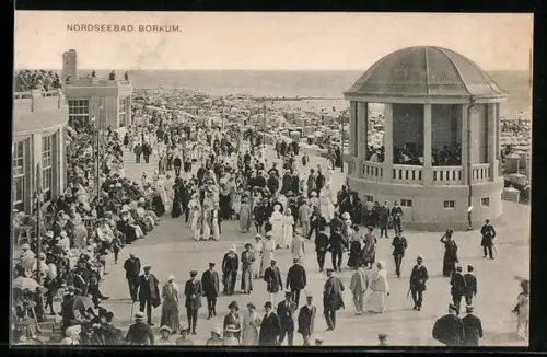 AK Borkum, Promenade mit Musikpavillon und Strandbesuchern