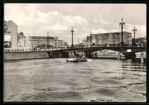 AK Berlin, Weidendammer Brücke, Spree, Schiffsverkehr