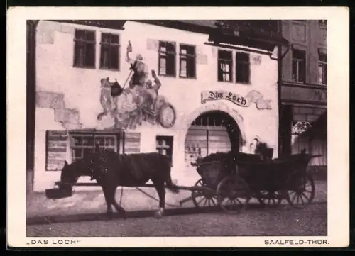 AK Saalfeld /Thür., Das Loch, Gasthaus, Pferdewagen, Reklame für Mauxion-Hotels Roterhirsch am Markt