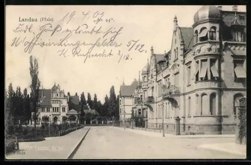 AK Landau /Pfalz, Strassenpartie mit Grünanlagen, An 44