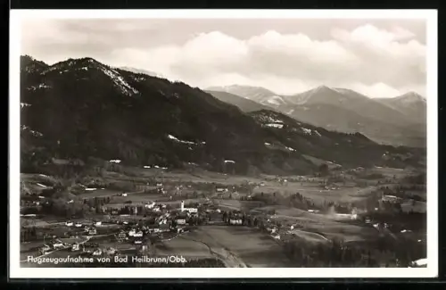 AK Bad Heilbrunn /Obb., Flugzeugaufnahme, Ortsansicht, Berge