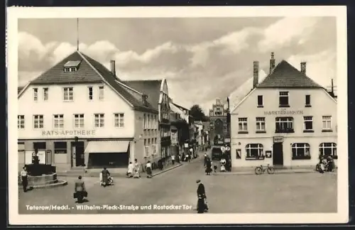AK Teterow, Wilhelm Pieck-Strasse & Rostocker Tor