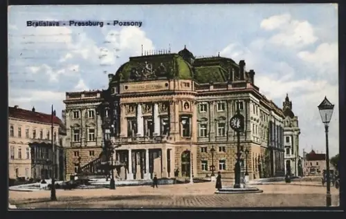 AK Bratislava, Strassenpartie mit Passanten