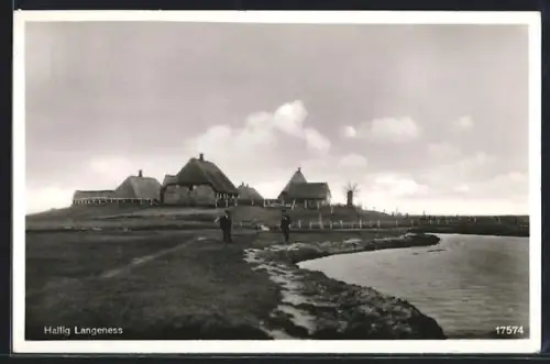 AK Hallig Langeness, Warften mit reetgedeckten Häusern und Deich