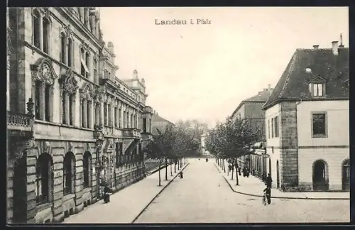 AK Landau i. Pfalz, Strassenszene mit historischen Gebäuden