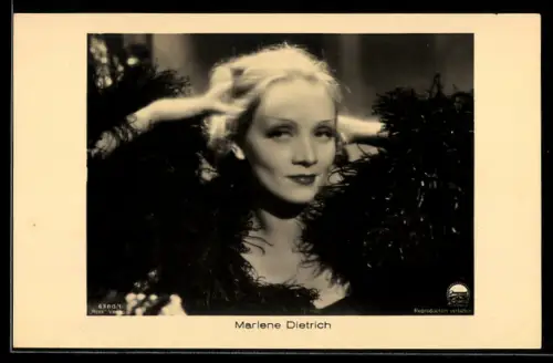 AK Schauspielerin Marlene Dietrich lächelnd