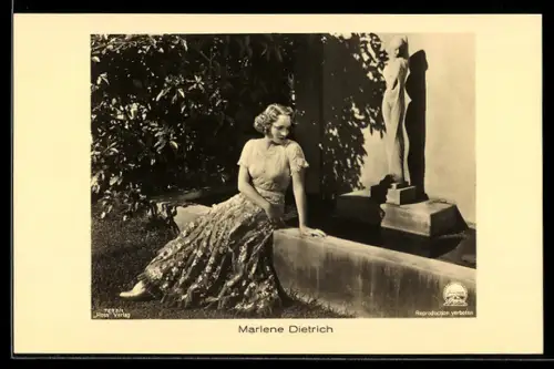AK Schauspielerin Marlene Dietrich nachdenklich im Garten sitzend