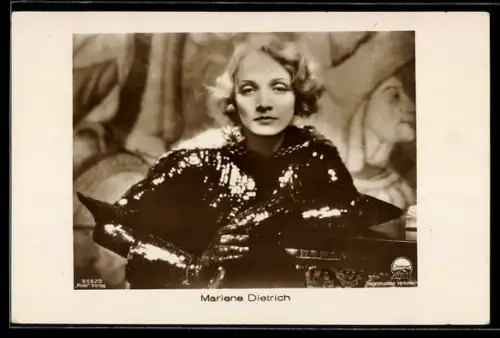 AK Schauspielerin Marlene Dietrich in schillernder Rüstung