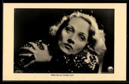 AK Schauspielerin Marlene Dietrich blickt nachdenklich in die Ferne