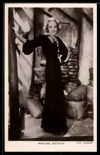 AK Schauspielerin Marlene Dietrich im langen, schwarzen Gewand