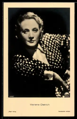 AK Schauspielerin Marlene Dietrich blickt herausfordernd in die Kamera