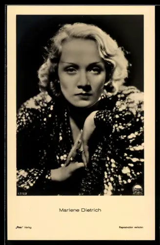 AK Schauspielerin Marlene Dietrich im paillettenbesetzten Kleid