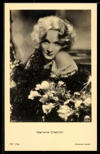 AK Schauspielerin Marlene Dietrich mit verführerischem Blick