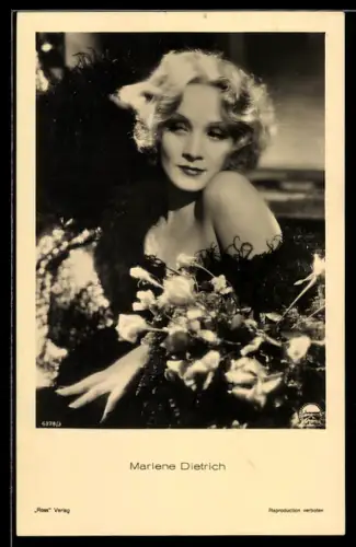 AK Schauspielerin Marlene Dietrich mit Blumen