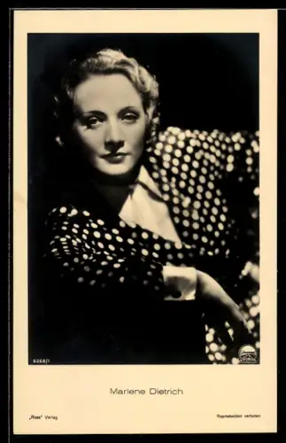 AK Schauspielerin Marlene Dietrich mit nachdenklichem Blick