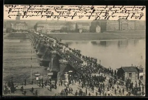 AK Dresden, Augustusbrücke mit Blick nach Neustadt, Menschenmenge