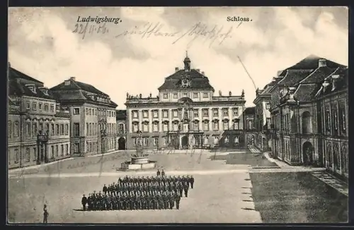 AK Ludwigsburg, Schloss, Parade auf dem Schlossplatz