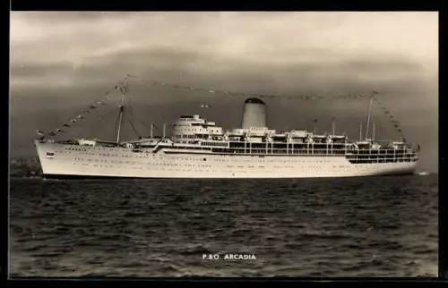 AK Passagierschiff Arcadia der P. & O. Line vor der Küste