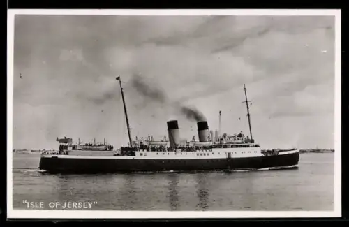 AK Passagierschiff Isle of Jersey in Fahrt vor der Küste