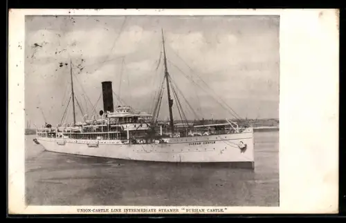 AK Passagierschiff Durham Castle der Union-Castle Line vor der Küste