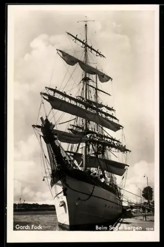 AK Segelschulschiff Gorch Fock, beim Segel bergen, Bundesmarine