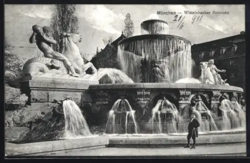 AK München, Junge vor dem Wittelsbacher Brunnen