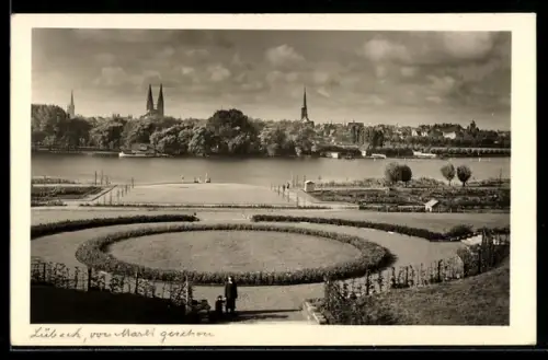 AK Lübeck, Blick auf Stadtpanorama und Parkanlage an der Trave