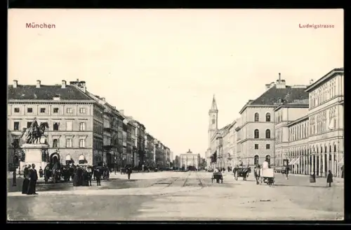 AK München, Ludwigstrasse, Reiterstandbild, Strassenszene