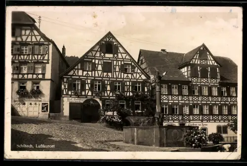 AK Schiltach, Fachwerkhäuser am Brunnen
