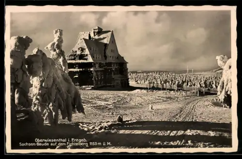AK Oberwiesenthal i. Erzgeb., Sachsen-Baude auf dem Fichtelberg, Winteransicht