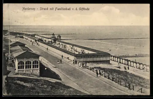 AK Norderney, Strand mit Familienbad v. d. Giftbude
