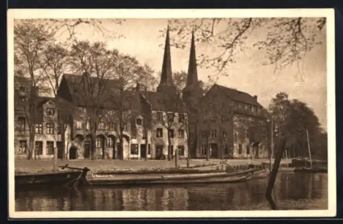 AK Lübeck, Strasse Obertrave mit Dom