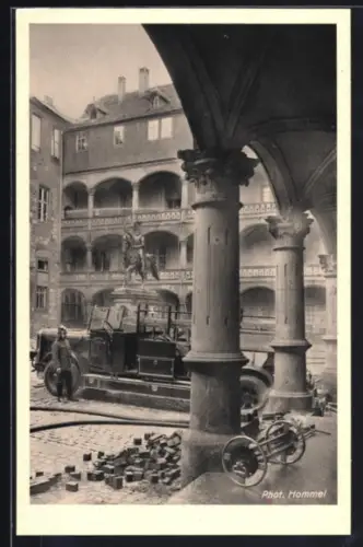 AK Stuttgart, Brand im Alten Schloss, Partie im Schlosshof mit Motorfeuerspritze