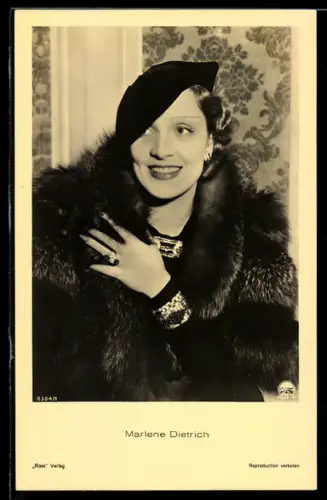 AK Schauspielerin Marlene Dietrich mit Pelz