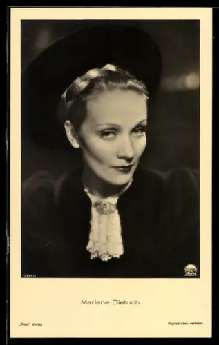 AK Schauspielerin Marlene Dietrich mit Zopffrisur und Hut