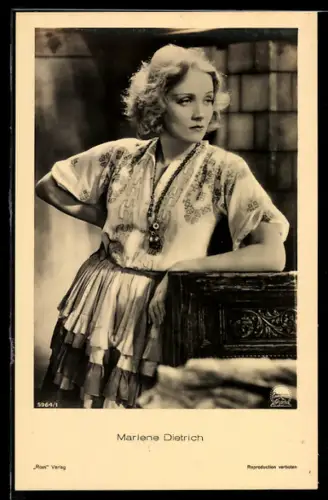 AK Schauspielerin Marlene Dietrich im verzierten Rüschenkleid