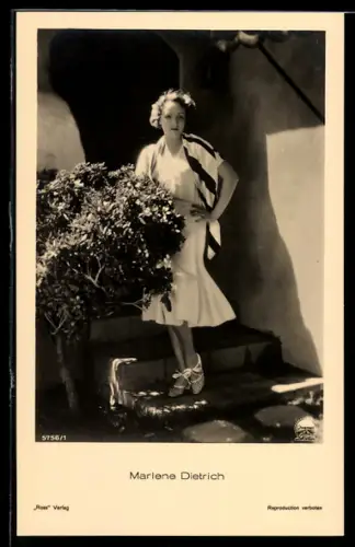 AK Schauspielerin Marlene Dietrich im weissen Kleid