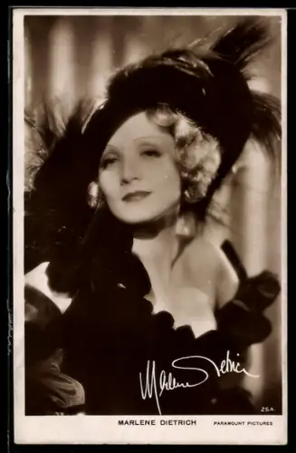 AK Schauspielerin Marlene Dietrich im schulterfreien Kleid mit Hut