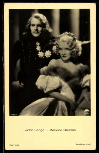 AK Schauspielerin Marlene Dietrich und Schauspieler John Lodge in Uniform mit Orden